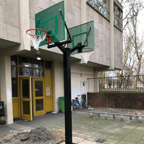 Antivandalisme basketbalbord 55 Onze basketbalborden antivandaal in recreatieformaat, groen gecoat. Beide op onze dubbele basketbalpaal. Een aanwinst voor ieder speel- en schoolplein.